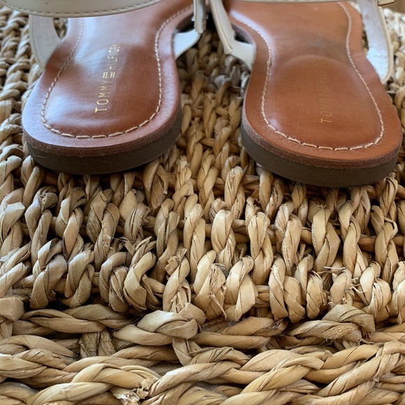 Tommy Hilfiger white faux leather sandals - Picture 5 of 5